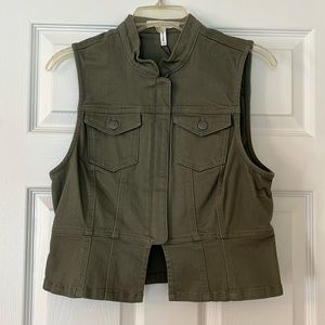 Bcbgeneration sleeveless jacket olive size medium